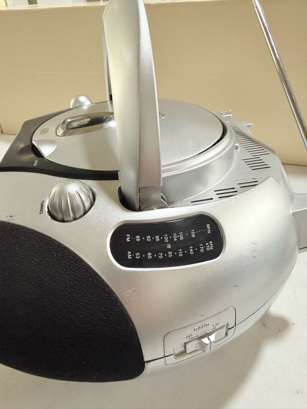 Durabrand AM/FM Radio Portable CD Player / Model CD-1095 Silver & Black - Picture 6 of 10